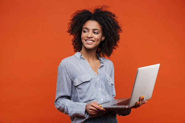 Attraente Giovane Donna Africana Che Indossa Abiti Casual Piedi Isolato — Foto Stock