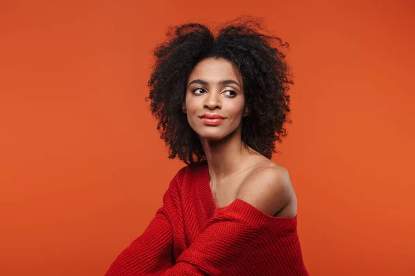 Vacker Leende Ung Afrikansk Kvinna Bär Tröja Stående Islolated Över — Stockfoto