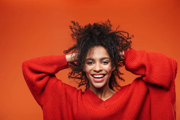 Mooie Vrolijke Jonge Afrikaanse Vrouw Dragen Trui Staande Islolated Rode — Stockfoto