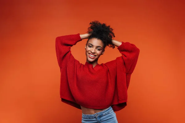 Mooie Vrolijke Jonge Afrikaanse Vrouw Dragen Trui Staande Islolated Rode — Stockfoto