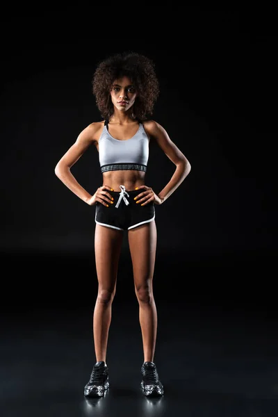 Immagine Giovane Donna Afroamericana Abbigliamento Sportivo Posa Con Mani Sulla — Foto Stock