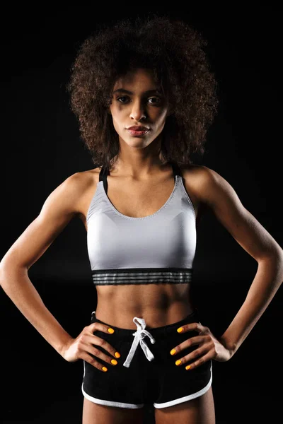 Immagine Giovane Donna Afroamericana Abbigliamento Sportivo Posa Con Mani Sulla — Foto Stock