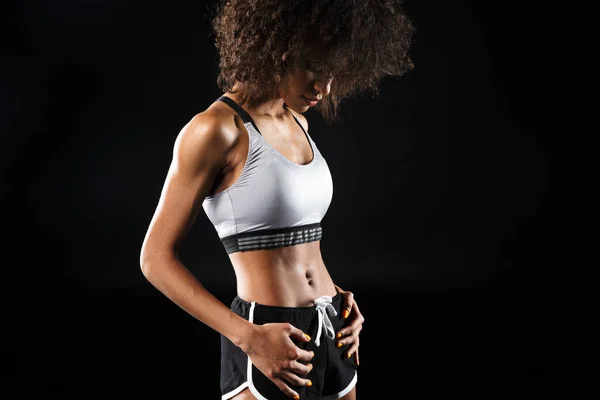 Immagine Atletica Donna Afroamericana Abbigliamento Sportivo Posa Guardando Verso Basso — Foto Stock