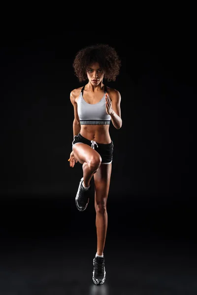 Imagem Atleta Afro Americana Atlética Fazendo Exercício Enquanto Trabalhava Isolado — Fotografia de Stock