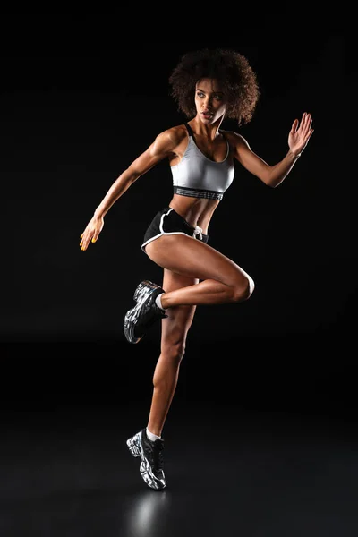 Imagem Atleta Afro Americana Atlética Fazendo Exercício Enquanto Trabalhava Isolado — Fotografia de Stock