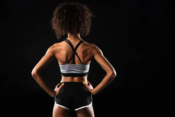 Imagen Espalda Una Mujer Afroamericana Ropa Deportiva Posando Con Las — Foto de Stock