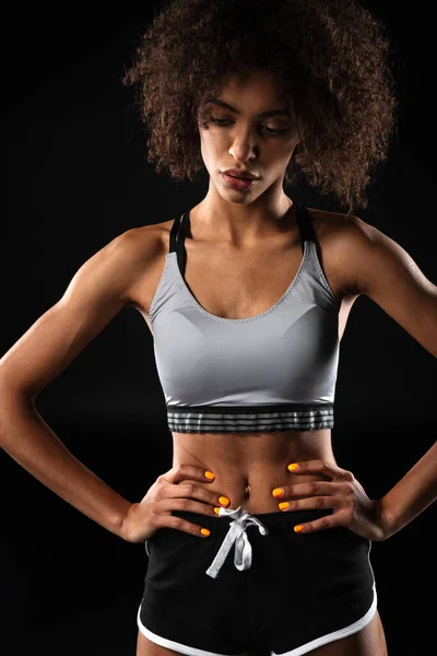 Immagine Giovane Donna Afroamericana Abbigliamento Sportivo Posa Con Mani Sulla — Foto Stock