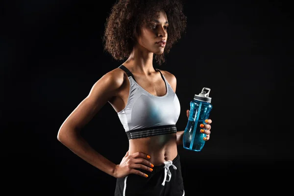 Imagen Una Hermosa Deportista Afroamericana Sosteniendo Una Botella Agua Mientras — Foto de Stock