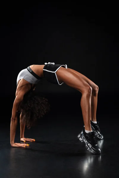 Изображение Атлетической Африканской Спортсменки Занимающейся Спортом Время Тренировки Черном Фоне — стоковое фото