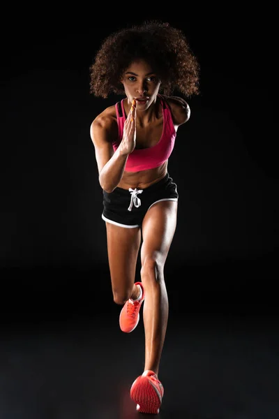 Imagen Atlética Afroamericana Deportista Corriendo Mientras Hace Ejercicio Aislado Sobre — Foto de Stock