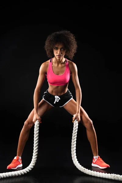 Imagen Deportista Atlética Afroamericana Haciendo Ejercicio Con Cuerdas Batalla Aisladas — Foto de Stock