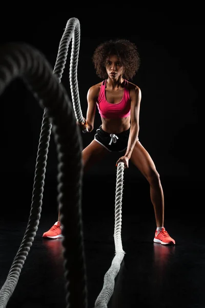 Imagen Deportista Atlética Afroamericana Haciendo Ejercicio Con Cuerdas Batalla Aisladas — Foto de Stock