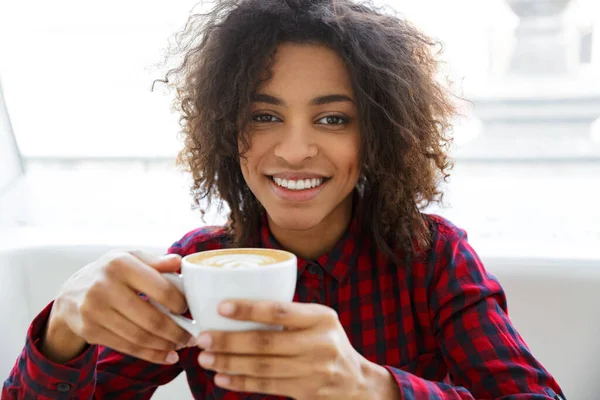 카페에서 커피를 마시며 셔츠를 아프리카계 여성의 — 스톡 사진