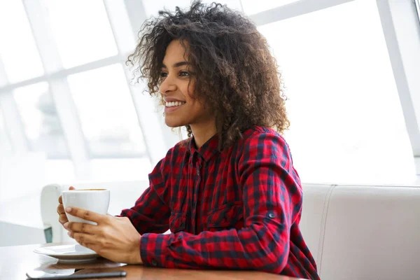 Retrato Una Mujer Afroamericana Bastante Joven Con Camisa Cuadros Sonriendo —  Fotos de Stock