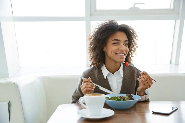 Retrato Joven Hermosa Mujer Afroamericana Comiendo Ensalada Mientras Almuerza Cafetería — Foto de Stock