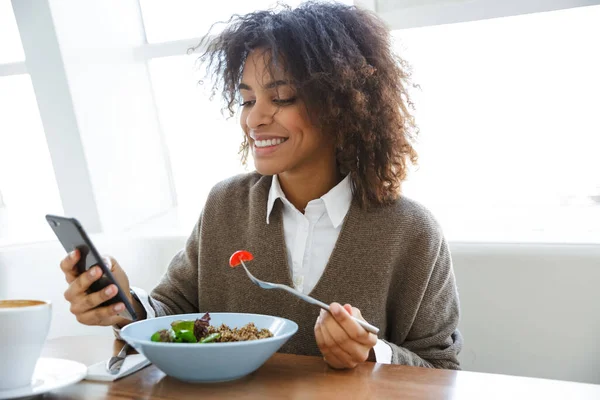 Retrato Una Joven Hermosa Mujer Afroamericana Usando Celular Mientras Almorzaba —  Fotos de Stock