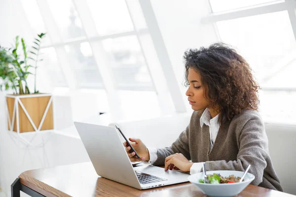 Portré Fiatal Gyönyörű Afro Amerikai Használja Laptop Számítógép Miközben Ebéd — Stock Fotó