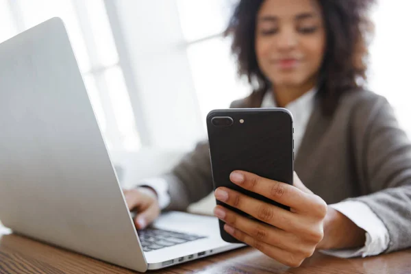 Retrato Joven Hermosa Mujer Afroamericana Usando Ordenador Portátil Teléfono Celular — Foto de Stock