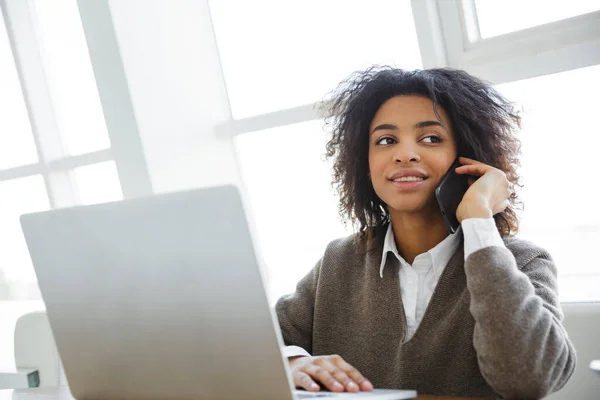 Portré Fiatal Gyönyörű Afro Amerikai Segítségével Laptop Mobiltelefon Miközben Ebéd — Stock Fotó