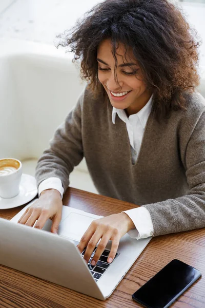 Retrato Una Joven Hermosa Mujer Afroamericana Usando Computadora Portátil Mientras — Foto de Stock