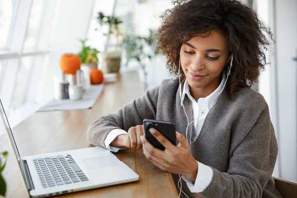 Portré Fiatal Gyönyörű Afro Amerikai Segítségével Laptop Mobiltelefon Miközben Ablak — Stock Fotó