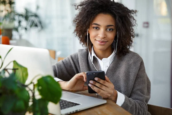 Retrato Jovem Bela Mulher Afro Americana Usando Laptop Celular Enquanto — Fotografia de Stock