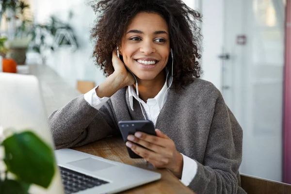 Portrait Young Beautiful African American Woman Using Laptop Cellphone While — Stock Photo, Image