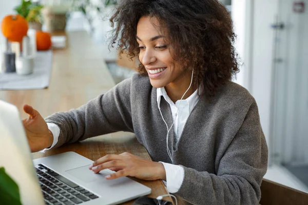 Retrato Una Joven Hermosa Mujer Afroamericana Usando Computadora Portátil Teléfono —  Fotos de Stock