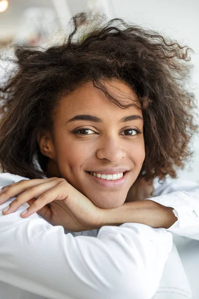 Portret Młodej Afrykańskiej Kobiety Białej Koszuli Uśmiechniętej Siedzącej Kanapie Jasnym — Zdjęcie stockowe