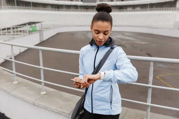 Sonriendo Forma Joven Deportista Africana Llevando Bolsa Deporte Pie Estadio — Foto de Stock