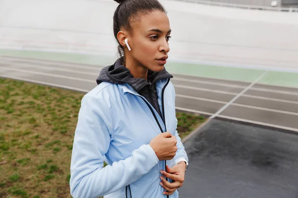 Atractiva Joven Deportista Africana Sana Escuchando Música Con Auriculares Inalámbricos — Foto de Stock