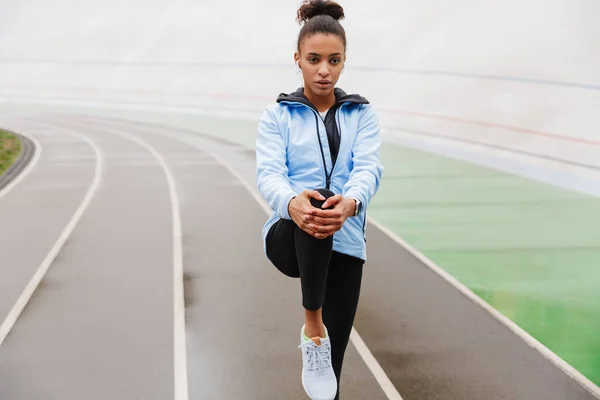 Vacker Ung Passform Afrikansk Idrottskvinna Bär Trådlösa Hörlurar Gör Stretching — Stockfoto