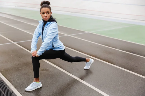 Hermosa Joven Atleta Africana Forma Con Auriculares Inalámbricos Haciendo Ejercicios — Foto de Stock