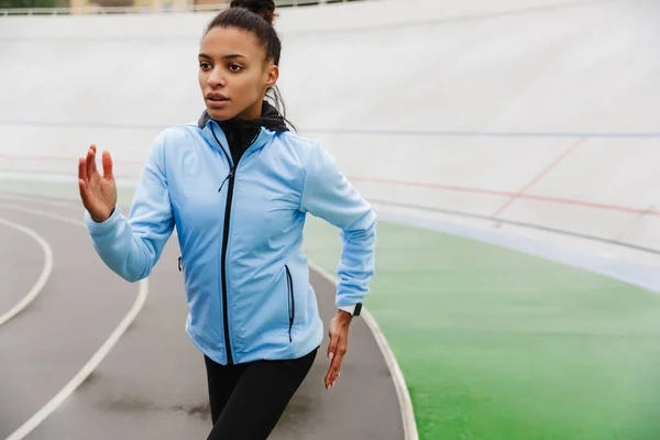 Krásná Mladá Fit Jistý Africký Sportovkyně Běh Stadionu — Stock fotografie