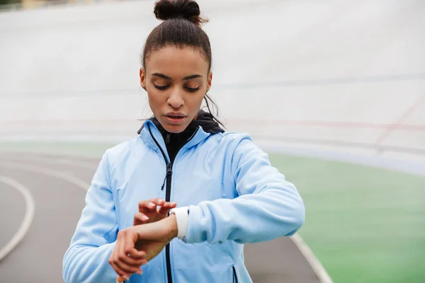 Attractive Young African Sportswoman Resting Running Stadium Looking Smartwatch — Stock Photo, Image