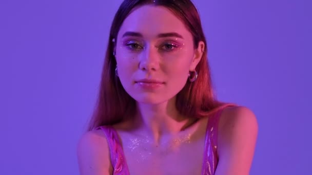 Moda Makyajlı Sakin Çekici Bir Kadın Menekşe Neon Arka Planında — Stok video