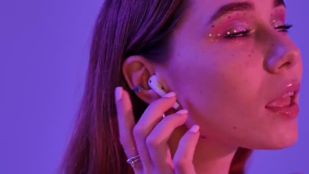 Una Donna Elegante Con Trucco Glitter Moda Sta Accendendo Suoi — Video Stock