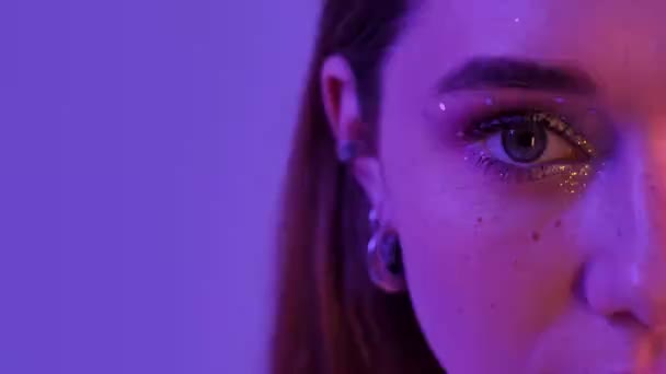 Una Vista Ritagliata Occhio Una Donna Con Trucco Glitter Moda — Video Stock