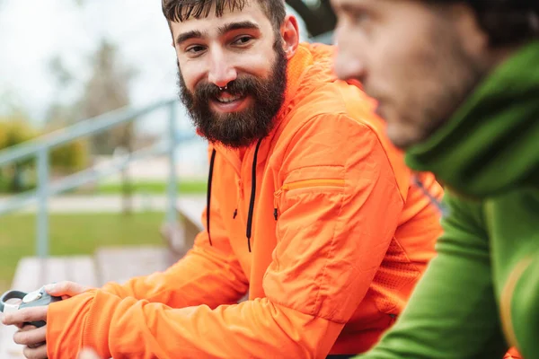 Zbliżenie Dwóch Sprawnych Młodych Sportowców Odpoczywających Ćwiczeniach Świeżym Powietrzu Placu — Zdjęcie stockowe