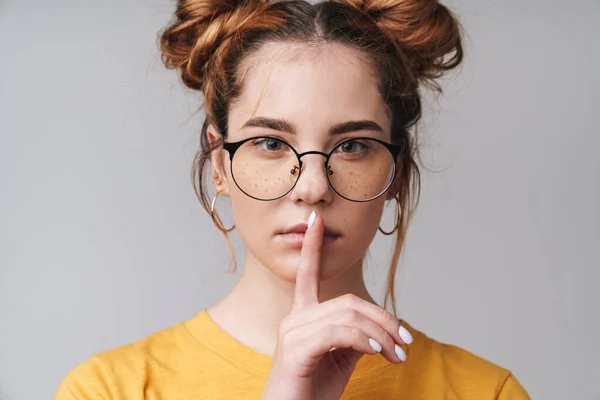 Close Van Een Schattig Jong Tienermeisje Dragen Bril Geïsoleerd Grijze — Stockfoto