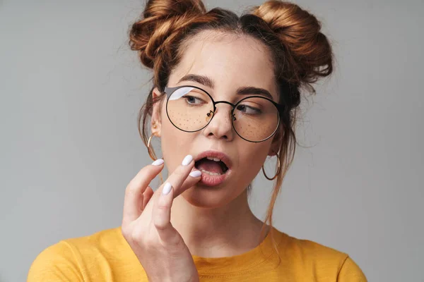 Primo Piano Una Giovane Ragazza Carina Con Gli Occhiali Isolati — Foto Stock