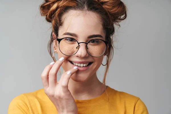 Primer Plano Una Linda Joven Adolescente Sonriente Con Gafas Aisladas —  Fotos de Stock