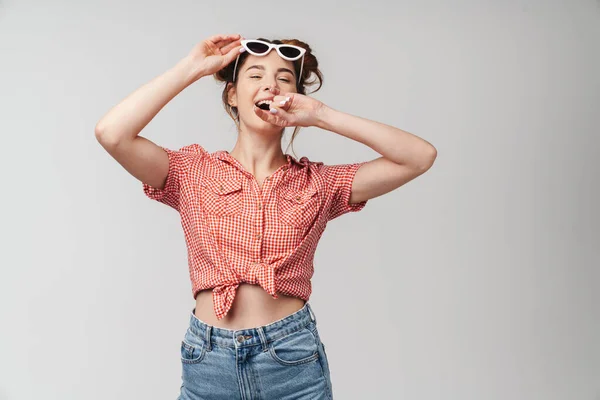 Härligt Glad Ung Tonåring Flicka Bär Sommarkläder Stående Isolerade Över — Stockfoto