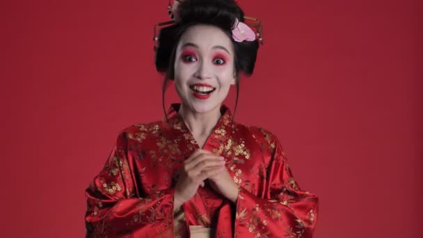 Eine Überraschte Junge Geisha Frau Traditionellen Japanischen Kimono Jubelt Und — Stockvideo