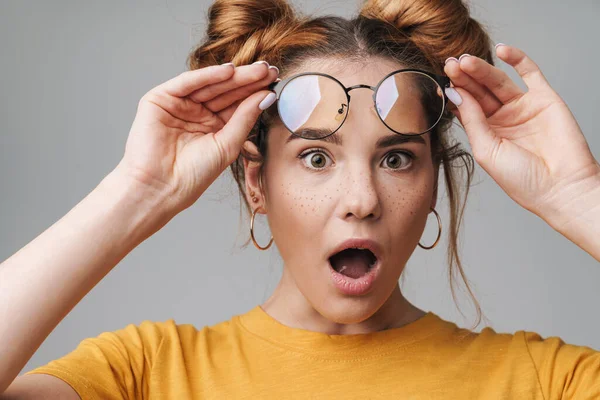 Primer Plano Lindo Excitado Joven Adolescente Usando Gafas Aisladas Sobre — Foto de Stock