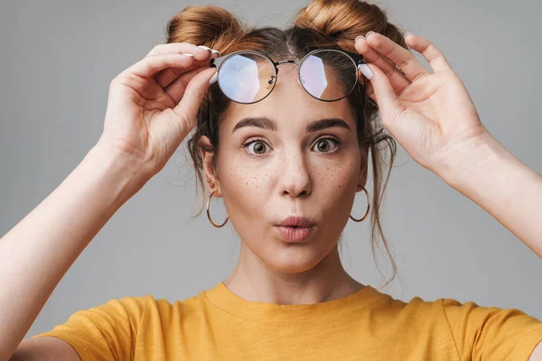 Close Van Een Schattig Opgewonden Jonge Tiener Meisje Dragen Bril — Stockfoto