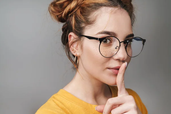 Primo Piano Una Giovane Adolescente Carina Sorridente Che Indossa Occhiali — Foto Stock