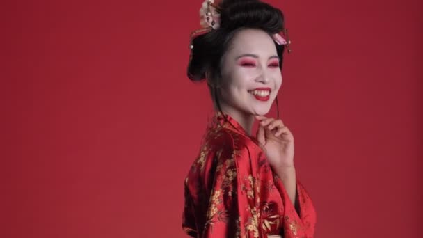 Seorang Wanita Geisha Muda Yang Cantik Dengan Kimono Tradisional Jepang — Stok Video