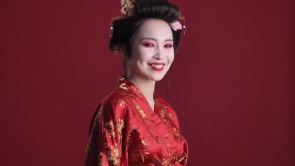 Une Charmante Jeune Femme Geisha Kimono Japonais Traditionnel Tient Ventilateur — Video