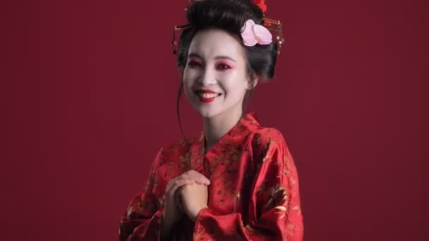 Geleneksel Japon Kimonosu Giymiş Neşeli Genç Bir Geyşa Kırmızı Arka — Stok video